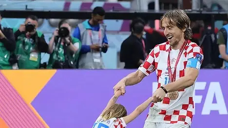 皇马本泽马闪击，莫德里奇维尼修斯建功，西甲皇马3-0西班牙人领跑积分榜